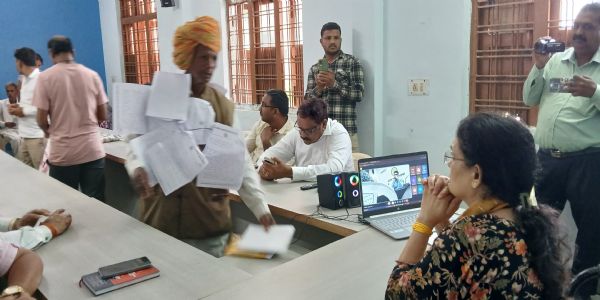 जनसुनवाई में “आवेदनों की माला” पहनकर पहुंचे 78 वर्षीय वृद्ध :  एक साल से फरियादें अनसुनी, अफसर हुए हैरान