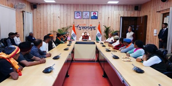 मुख्यमंत्री से मिले चौखुटिया के आंदोलनकारी, सरकारी अस्पताल के उन्नयन का आदेश जारी