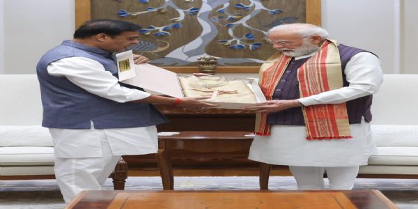 प्रधानमंत्री नरेन्द्र मोदी से मुलाकात करते हुए असम के मुख्यमंत्री डॉ हिमंत बिस्व सरमा। प्रधानमंत्री नरेन्द्र मोदी से मुलाकात करते हुए असम के मुख्यमंत्री डॉ हिमंत बिस्व सरमा।