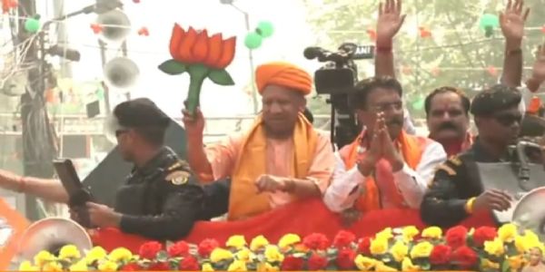 दरभंगा: योगी आदित्यनाथ का रोड शो। दरभंगा: योगी आदित्यनाथ का रोड शो।