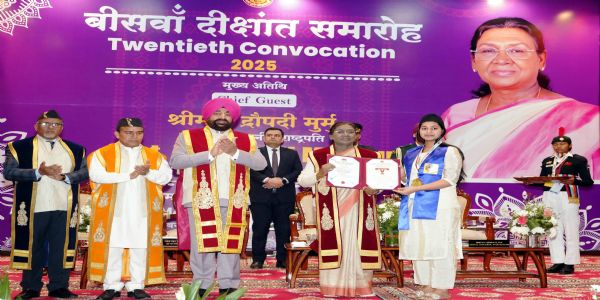 शिक्षा का उपयोग वंचित वर्गों की सेवा और राष्ट्र निर्माण में करें: मुर्मू -पहली बार कुमाऊँ विश्वविद्यालय के 20वें दीक्षांत समारोह में शामिल हुईं राष्ट्रपति, शिक्षण संस्थानों को समाज से सीधा जुड़ाव बनाना चाहिए और गाँवों में जाकर लोगों की समस्याओं को समझने व समाधान करने का प्रयास करना चाहिए नैनीताल, एसएनबी। देश की राष्ट्रपति द्रौपदी मुर्मु ने मंगलवार को नैनीताल स्थित कुमाऊँ विश्वविद्यालय के 20वें दीक्षांत समारोह में पहली बार मुख्य अतिथि के रूप में प्रतिभाग कर समारोह की गरिमा बढ़ाई और उत्कृष्ट प्रदर्शन करने वाले विद्यार्थियों को 89 स्वर्ण पदक व 16 हजार से अधिक उपाधियाँ प्रदान कीं।  समारोह को संबोधित करते हुए राष्ट्रपति ने कहा कि शिक्षा किसी भी राष्ट्र के विकास की नींव होती है। इसका उद्देश्य केवल विद्यार्थियों की बुद्धि और कौशल का विकास करना ही नहीं, बल्कि उनके नैतिक बल और चरित्र को भी सुदृढ़ करना है। उन्होंने कहा कि शिक्षा हमें आत्मनिर्भर बनाती है, साथ ही विनम्रता सिखाती है और समाज व देश के विकास में योगदान देने की प्रेरणा देती है। राष्ट्रपति ने विद्यार्थियों से कहा कि वे अपनी शिक्षा का उपयोग वंचित वर्गों की सेवा और राष्ट्र निर्माण के कार्यों में करें। उन्होंने कहा कि यही सच्चा धर्म है, जो उन्हें वास्तविक सुख और संतोष प्रदान करेगा। उन्होंने कहा कि भारतीय अर्थव्यवस्था विश्व की सबसे तेजी से विकसित होती प्रमुख अर्थव्यवस्थाओं में से एक है, और सरकार युवाओं के लिए अनेक अवसर सृजित करने हेतु नीतिगत पहल कर रही है। राष्ट्रपति ने कहा कि उच्च शिक्षण संस्थानों को चाहिए कि वे युवाओं को इन अवसरों का लाभ उठाने के लिए प्रेरित करें तथा शोध, नवाचार और उद्यमिता को प्रोत्साहित करें। उन्हें यह जानकर प्रसन्नता हुई कि कुमाऊँ विश्वविद्यालय शिक्षा, अनुसंधान और नवाचार के क्षेत्र में उत्कृष्टता के प्रति समर्पित है। उन्होंने कहा कि शिक्षा और अनुसंधान के प्रभावी अनुप्रयोग के लिए बहुविषयक दृष्टिकोण अत्यंत आवश्यक है। उन्होंने हिमालय की जीवनदायिनी संपदाओं के संरक्षण और संवर्धन को सामूहिक जिम्मेदारी बताया। उन्हें यह जानकर संतोष हुआ कि कुमाऊँ विश्वविद्यालय पर्यावरण संरक्षण के क्षेत्र में सार्थक प्रयास कर रहा है। उन्होंने कहा कि शिक्षण संस्थानों को समाज से सीधा जुड़ाव बनाए रखना चाहिए और गाँवों में जाकर लोगों की समस्याओं को समझने व समाधान करने का प्रयास करना चाहिए। राष्ट्रपति ने कहा कि वर्ष 2047 तक भारत को विकसित राष्ट्र बनाने के लक्ष्य में कुमाऊँ विश्वविद्यालय के युवाओं की महत्वपूर्ण भूमिका होगी। उन्हें विश्वास है कि ये विद्यार्थी अपनी प्रतिभा और समर्पण से राष्ट्र निर्माण में योगदान देंगे। इस अवसर पर राज्यपाल गुरमीत सिंह ने कहा कि आज का दिन कुमाऊँ विश्वविद्यालय के इतिहास में गौरवपूर्ण अध्याय है। उन्होंने कहा कि शिक्षा का उद्देश्य केवल बुद्धि का विकास नहीं, बल्कि चरित्र का निर्माण है। उन्होंने विद्यार्थियों से सेवा, सत्यनिष्ठा और संवेदना को अपने जीवन का मूलमंत्र बनाने का आग्रह किया। राज्यपाल ने विद्यार्थियों से कहा कि वे नशे से दूर रहें, क्योंकि सच्चा आनंद नशे में नहीं, बल्कि अपने लक्ष्य की प्राप्ति, सेवा और सृजन में है। उन्होंने कहा कि तकनीकी युग में सफलता के लिए कृत्रिम बुद्धिमत्ता, डेटा विज्ञान और साइबर सुरक्षा जैसे क्षेत्रों में दक्षता आवश्यक है। उन्होंने विद्यार्थियों को सीखना कभी न छोड़ने, माता-पिता व शिक्षकों का सम्मान करने, समय का सदुपयोग करने और अपनी संस्कृति से जुड़े रहने का संदेश दिया। उन्होंने कहा कि जो अपनी जड़ों से जुड़ा रहता है, वही ऊँचाइयाँ प्राप्त करता है। इस अवसर पर उच्च शिक्षा मंत्री धन सिंह रावत, कुलपति प्रो. दीवान रावत, मंडलायुक्त दीपक रावत, आईजी रिद्धिम अग्रवाल सहित विश्वविद्यालय के शिक्षण व प्रशासनिक अधिकारी, कार्य परिषद व शिक्षा परिषद के सदस्य और छात्र-छात्राएँ उपस्थित रहे। चित्र परिचय: 04एनटीएल-5ः नैनीताल: कुमाऊँ विश्वविद्यालय के 20वें दीक्षांत समारोह में उत्कृष्ट प्रदर्शन करने पर एक छात्रा को पदक प्रदान करतीं राष्ट्रपति द्रोपदी मुर्मू।