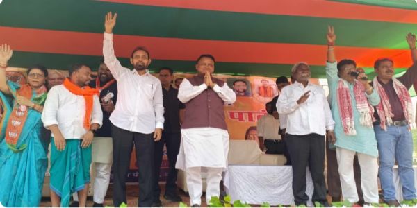 मंच पर ओडिशा के मुख्यमंत्री, पूर्व मुख्यमंत्री चंपई सोरेन और सांसद विद्युत वर्णन महतो