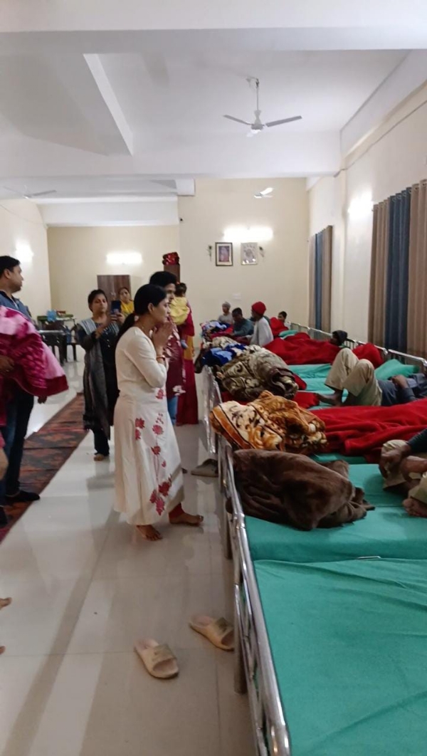 कंबल वितरण करते संताेष देवी पाेददार समेत अन्य कंबल वितरण करते संताेष देवी पाेददार समेत अन्य