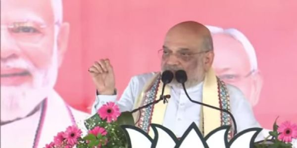 चुनावी सभा को संबोधित करते अमित शाह चुनावी सभा को संबोधित करते अमित शाह