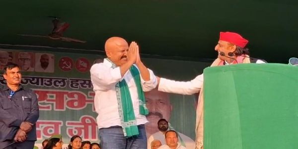 संबोधित करते अखिलेश यादव