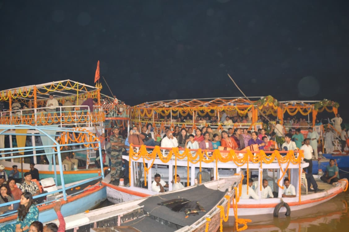 देव दीपावली पर विश्व प्रसिद्ध गंगा आरती का नजारा देव दीपावली पर विश्व प्रसिद्ध गंगा आरती का नजारा