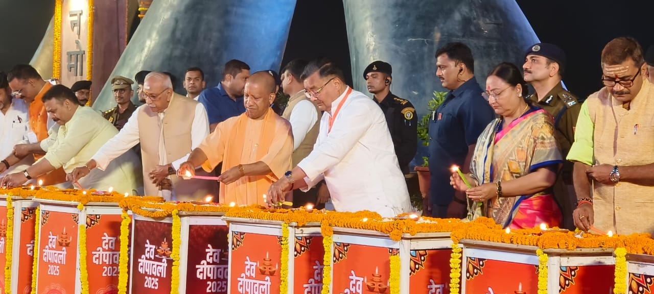 देव दीपावली का उद्घाटन करते सीएम योगी देव दीपावली का उद्घाटन करते सीएम योगी