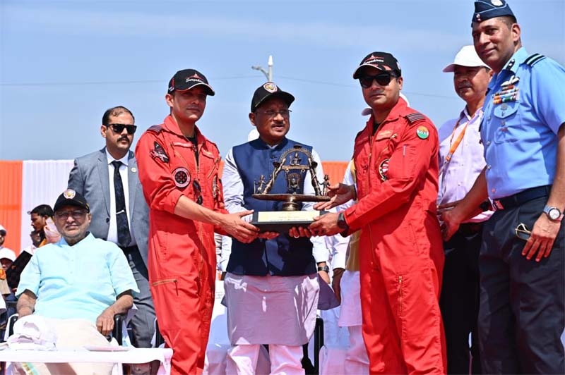 एरोबेटिक सूर्यकिरण की टीम ने रोमांचक एयर शो का प्रदर्शन