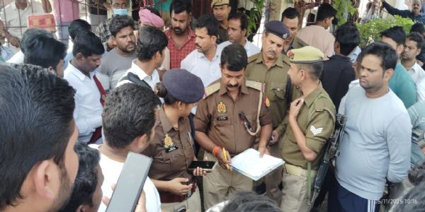 मौके पर मौजूद रेलवे के वरिष्ठ अधिकारी और प्रशासनिक अधिकारी। मौके पर मौजूद रेलवे के वरिष्ठ अधिकारी और प्रशासनिक अधिकारी।