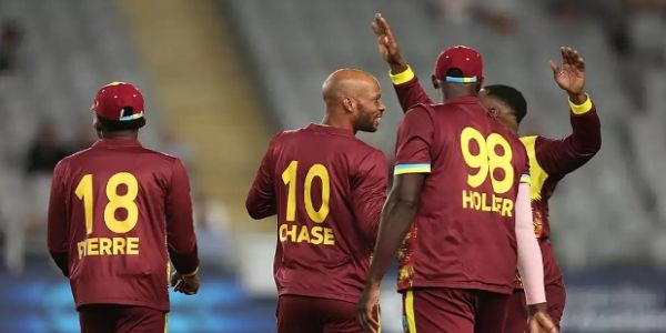 विकेट लेने की खुशी मनाते वेस्टइंडीज के खिलाड़ी विकेट लेने की खुशी मनाते वेस्टइंडीज के खिलाड़ी