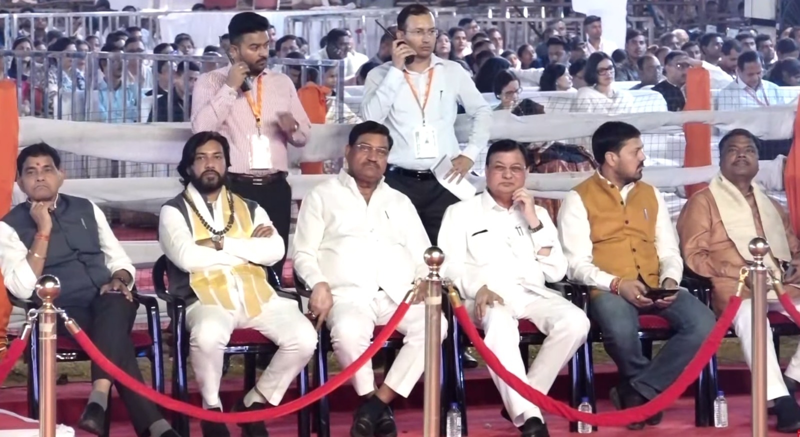 छत्तीसगढ़ रजत महोत्सव के समापन समारोह में उपस्थित मंत्री एवं नागरिक छत्तीसगढ़ रजत महोत्सव के समापन समारोह में उपस्थित मंत्री एवं नागरिक