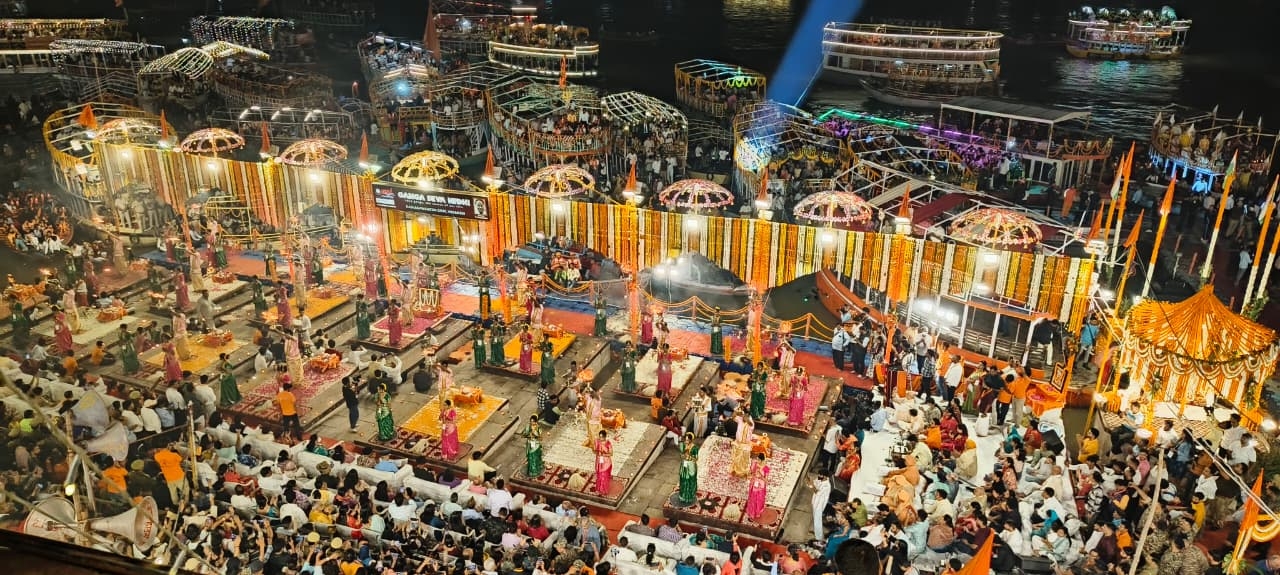 देव दीपावली पर विश्व प्रसिद्ध गंगा आरती का नजारा देव दीपावली पर विश्व प्रसिद्ध गंगा आरती का नजारा