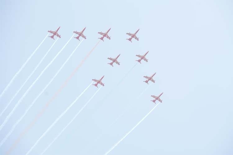 एरोबेटिक सूर्यकिरण की टीम ने रोमांचक एयर शो का प्रदर्शन