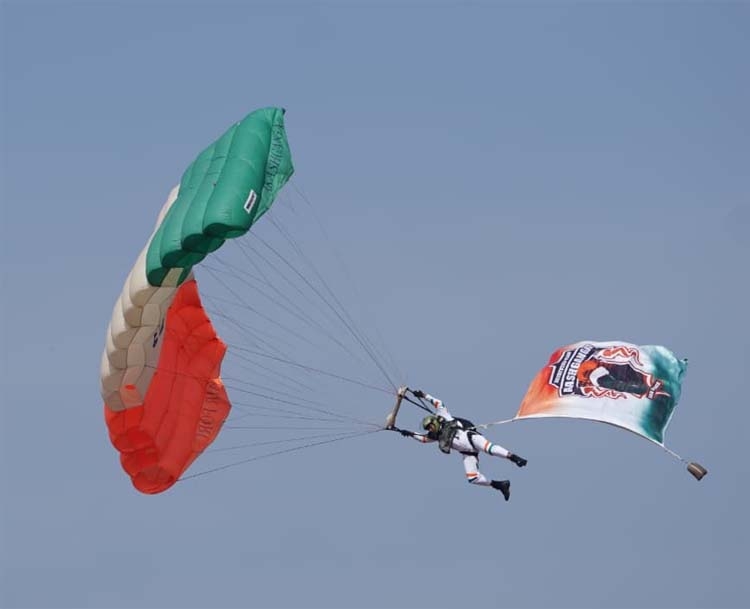 एरोबेटिक सूर्यकिरण की टीम ने रोमांचक एयर शो का प्रदर्शन