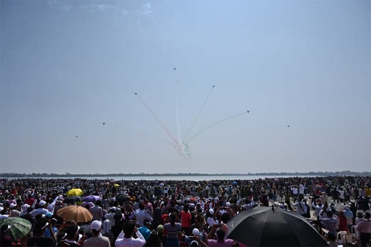 एरोबेटिक सूर्यकिरण की टीम ने रोमांचक एयर शो का प्रदर्शन