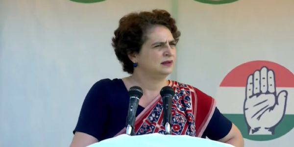 कांग्रेस महासचिव प्रियंका गांधी ने वाल्मीकि नगर में जनसभा को किया संबोधित