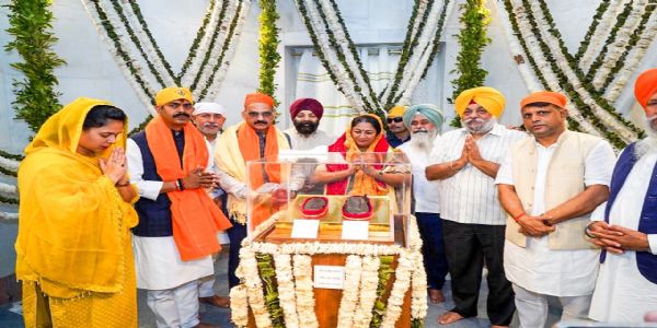 पटना साहिब स्थित तख्त श्री हरमंदिर जी में अरदास करती दिल्ली की मुख्यमंत्री रेखा गुप्ता