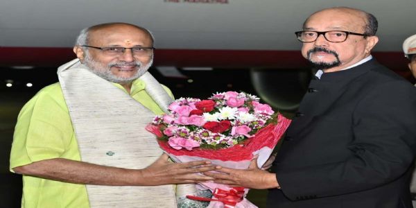 राज्यपाल रमेन डेका उपराष्ट्रपति सी.पी. राधाकृष्णन का माना विमानतल पर स्वागत करते