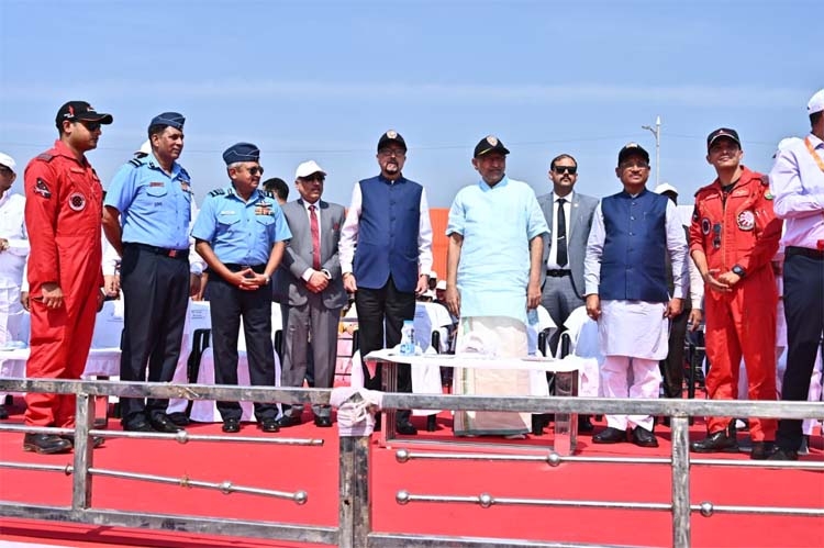 एरोबेटिक सूर्यकिरण की टीम ने रोमांचक एयर शो का प्रदर्शन