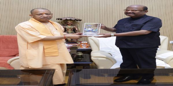 पश्चिम बंगाल के राज्यपाल से मुख्यमंत्री योगी ने की शिष्टाचार भेंट
