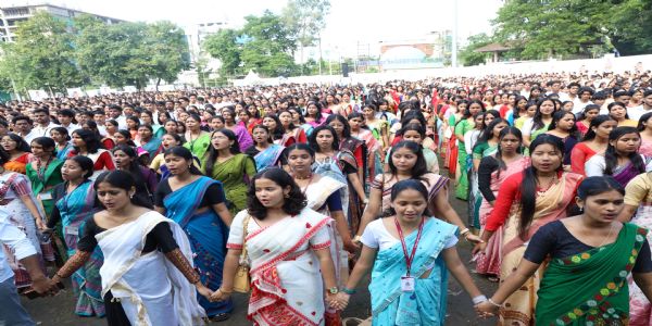 भूपेन हज़ारिका की 14वीं पुण्यतिथि पर पांच हजार छात्रों ने गाया “मानुहे मानुहर बाबे