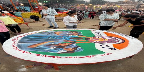 देव दीपावली पर्व : अस्सीघाट पर सजाई गई विश्व विजेता महिला क्रिकेट टीम की प्रतिकृति