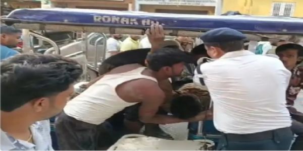 जनपद संभल की चंदौसी में निर्माणधीन मकान का लेंटर गिरने से मलबे में दबकर मजदूर और मिस्त्री घायल,हालत गंभीर।