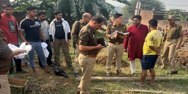 झाड़ियों में मिला नवजात का शव, कुत्तों ने नोचकर खाया एक हाथ