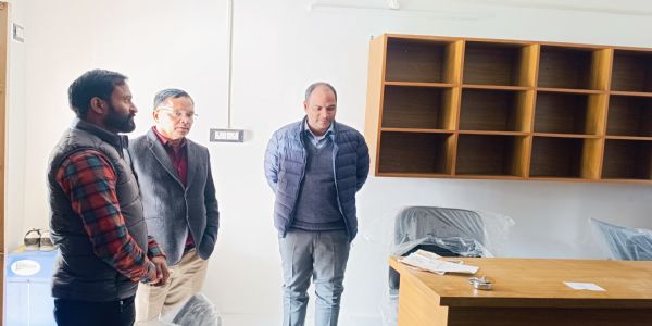 ग्रामीण विद्यार्थियों के लिए विकसित हो रहा आधुनिक लाइब्रेरी भवन, डीएम ने लिया निर्माण का जायजा