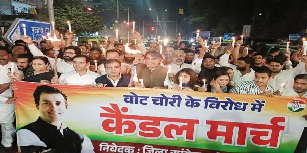 गुरुग्राम: कांग्रेस ने बीजेपी पर वोट चोरी के आरोप लगा निकाला कैंडल मार्च
