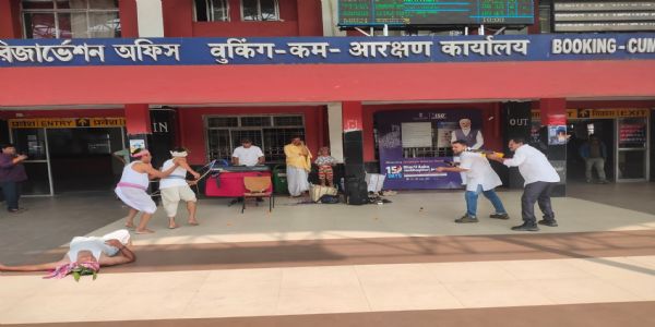 भगवान बिरसा मुंडा की 150वीं जयंती पर खड़गपुर स्टेशन पर नुक्कड़ नाटक का आयोजन