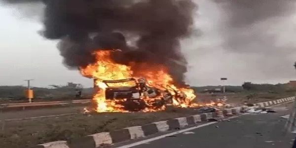 स्कॉर्पियो और मिनी ट्रक की टक्कर में युवक जिंदा जला