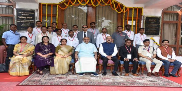 रायपुर : उप राष्ट्रपति ने राजभवन परिवार के साथ कराई फोटोग्राफी