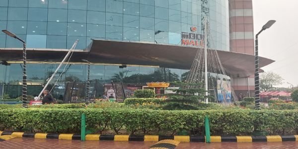 नोएडा प्राधिकरण ने गंदगी मिलने पर मोदी माल पर लगाया 25 लाख का जुर्माना