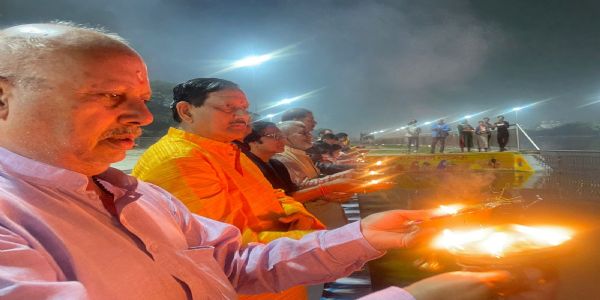 देव दीपावली: 501 दीपों का प्रकाश गोमती नदी की बना 