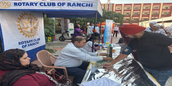गुरूनानक जयंती में रोटरी क्लब ने लगाया निशुल्क स्वास्थ्य जांच शिविर