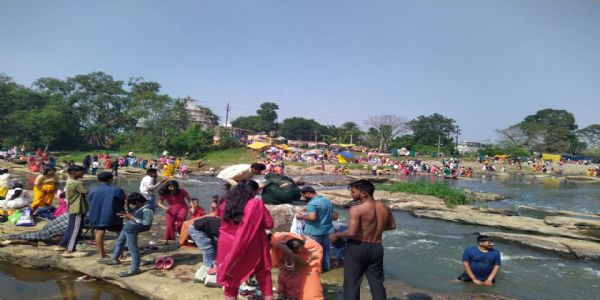 कार्तिक पूर्णिमा पर श्रद्धालुओं ने स्वर्ण रेखा में लगाई आस्था की डुबकी, किया दान-पुण्य