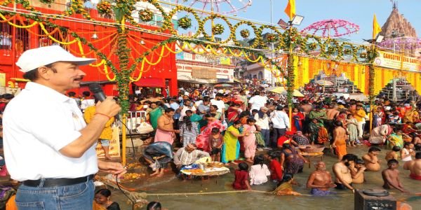 वाराणसी में देव दीपावली पर गंगा तटाें की स्वच्छता के लिए जगाई अलख