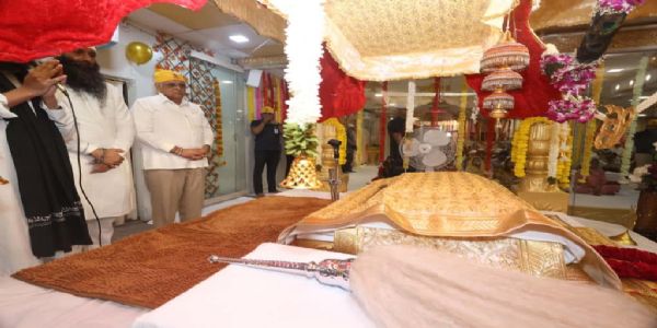 गुरु नानक जयंती पर मुख्यमंत्री पटेल ने गुरुद्वारे में मत्था टेका