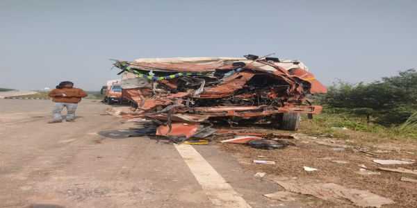 जौनपुर : ट्रक और डीसीएम की टक्कर, दो की मौत