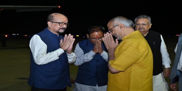 रायपुर : उपराष्ट्रपति राधाकृष्णन को एयरपोर्ट में दी गई बिदाई