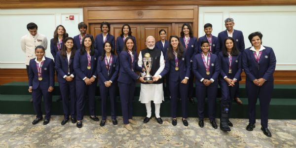 प्रधानमंत्री मोदी से मिली महिला विश्व कप विजेता टीम