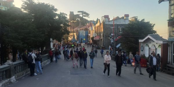 हिमाचल के ऊंचे इलाकों में बर्फबारी, मैदानों में ठंडी हवाएं, पारा लुढ़का