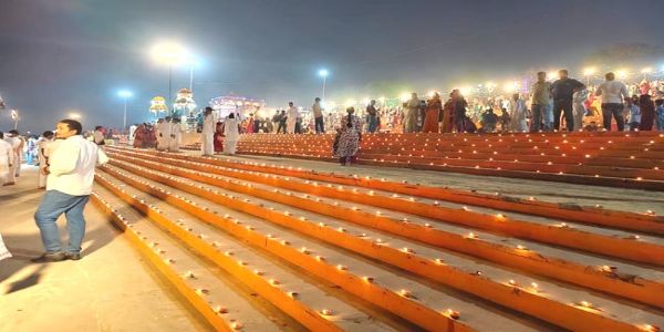 51 हजार दीपों की रोशनी से नहाया परमार्थ अरैल संगम घाट