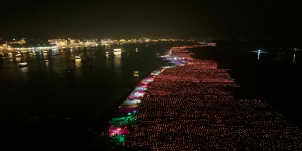 देव दीपावली पर्व पर काशी में मां गंगा के गले में असंख्य दीपों का चंद्रहार,बिखरी इंद्रधनुषी छटा
