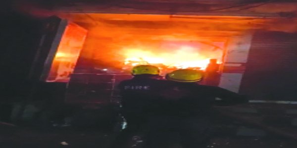 शोरूम में लगी भीषण आग पर, लाखों का सामान हुए खाक