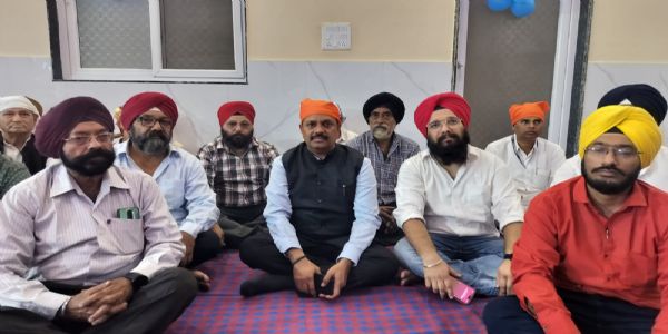 प्रकाशोत्सव पर्व पर गुरुद्वारा पहुंचे जिलाधिकारी ने लिया आशीर्वाद