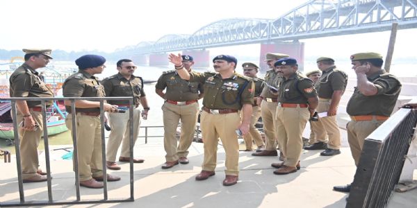 देव दीपावली पर्व: पुलिस कमिश्नर ने गंगा में विशेष नौका से भ्रमण कर परखी व्यवस्था