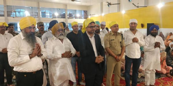 प्रकाशोत्सव को लेकर सजा विशेष दीवान, डीसी और एसपी ने टेका मत्था