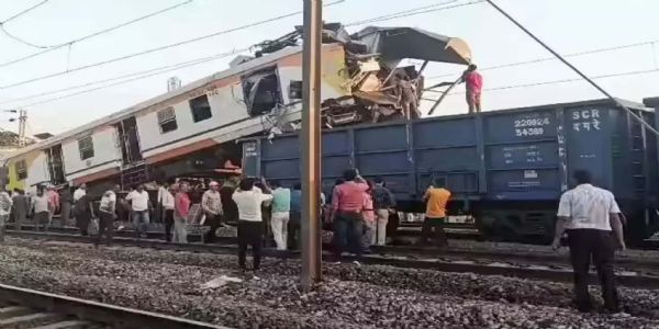 बिलासपुर में खड़ी मालगाड़ी से टकराने के बाद क्षतिग्रस्त पैसेंजर ट्रेन बिलासपुर में खड़ी मालगाड़ी से टकराने के बाद क्षतिग्रस्त पैसेंजर ट्रेन